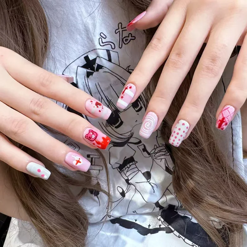 Nail Art Motif - Unghie finte rosa con orsetto Bearbrick,